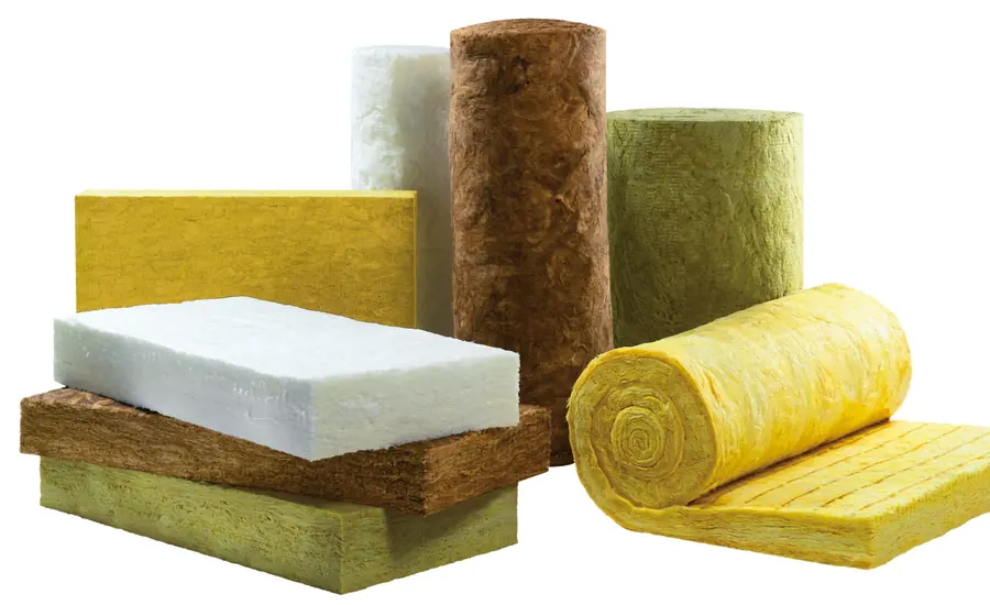 Mineralwolle-Dämmstoffe als Platten und Rollen vor weißem Hintergrund