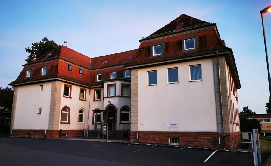 Gebäude eines Amtsgerichts mit Grundbuchabteilung an einer Straße