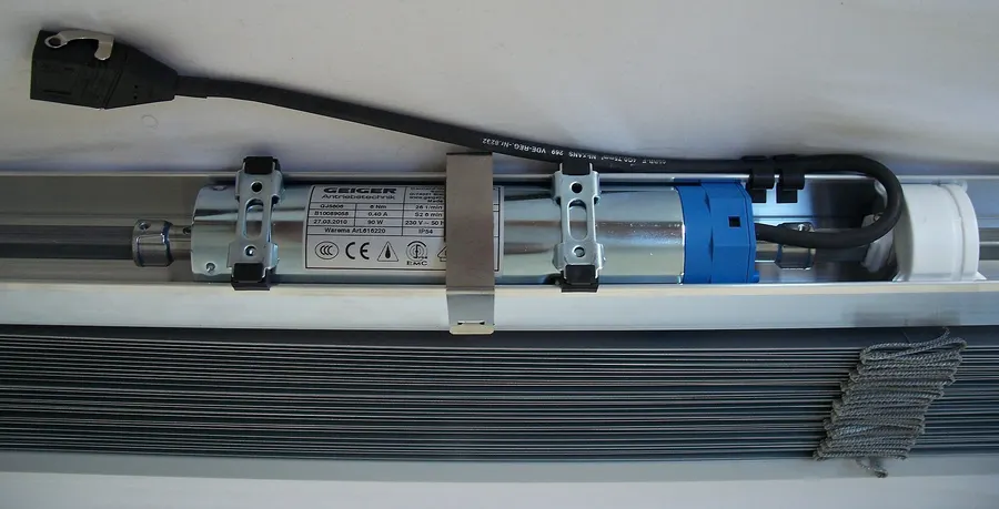 Elektromotor im Kopfkasten eines Raffstores mit aufgezogenen Lamellen