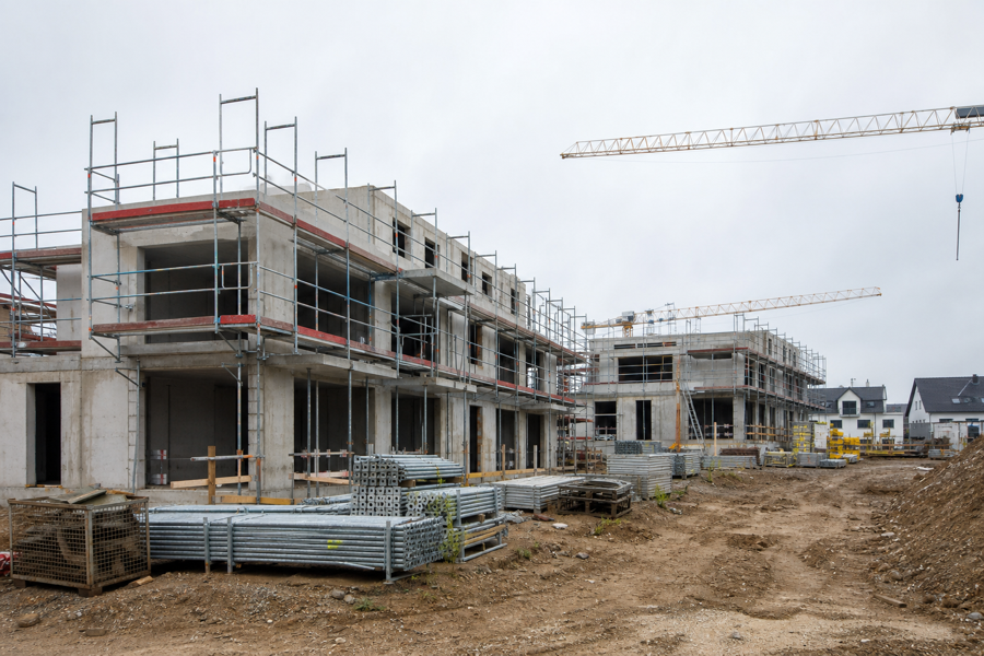 Mehrere neue Wohnhäuser auf einer Baustelle im Rohbau
