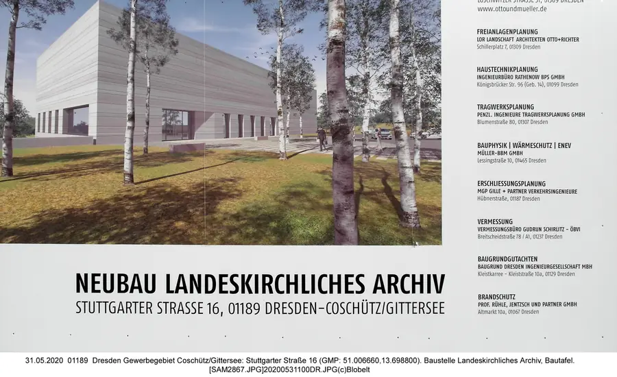 Bautafel an einer Baustelle mit einer Gebäudevisualisierung und einer Liste der beteiligten Planungsbüros