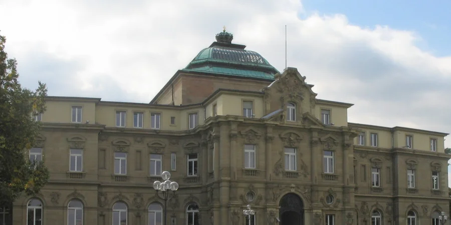 Fassade und Kuppel des Erbgroßherzoglichen Palais beim Bundesgerichtshof in Karlsruhe