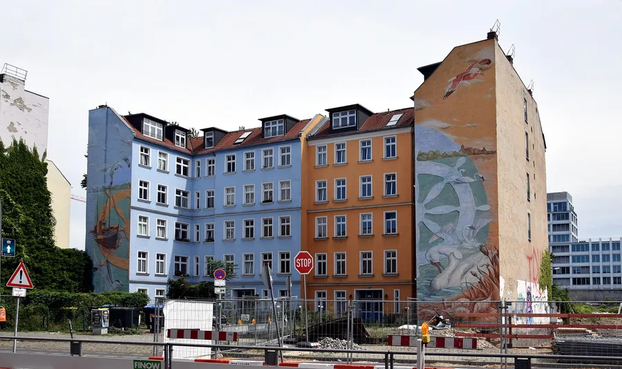 Berliner Wohnhäuser mit großflächigen Wandbildern an den Giebelfassaden