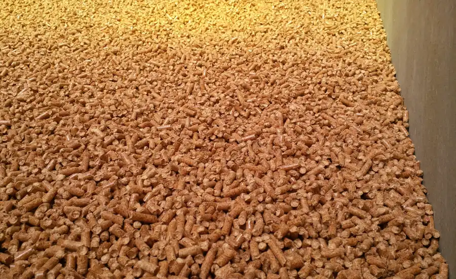 Große Menge hellbrauner Holzpellets