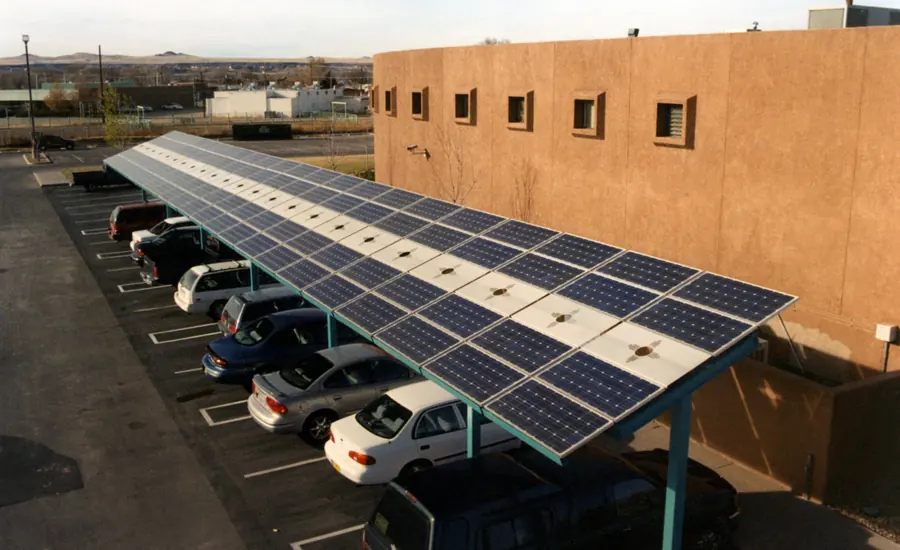 Carport mit Photovoltaikmodulen als Dachfläche über Stellplätzen