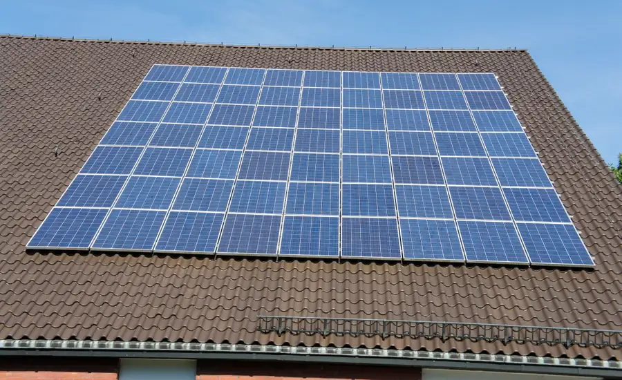 Photovoltaikmodule in Reihen auf einem Ziegeldach