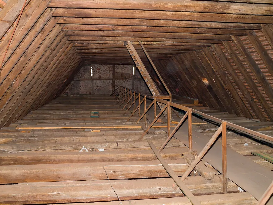 Offener Dachraum mit Holzsparren und Balkenlage eines historischen Dachstuhls