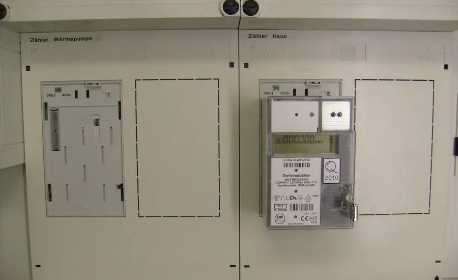 Digitaler Stromzähler in einem Zählerschrank mit zwei beschrifteten Zählerplätzen