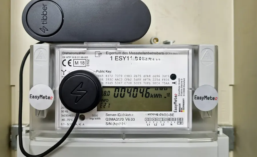 Digitaler Drehstromzähler mit aufgesetztem Auslesemodul