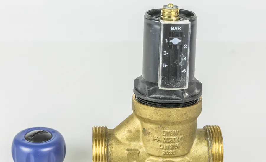 Druckminderer aus Messing mit Manometer und DVGW-Kennzeichnung