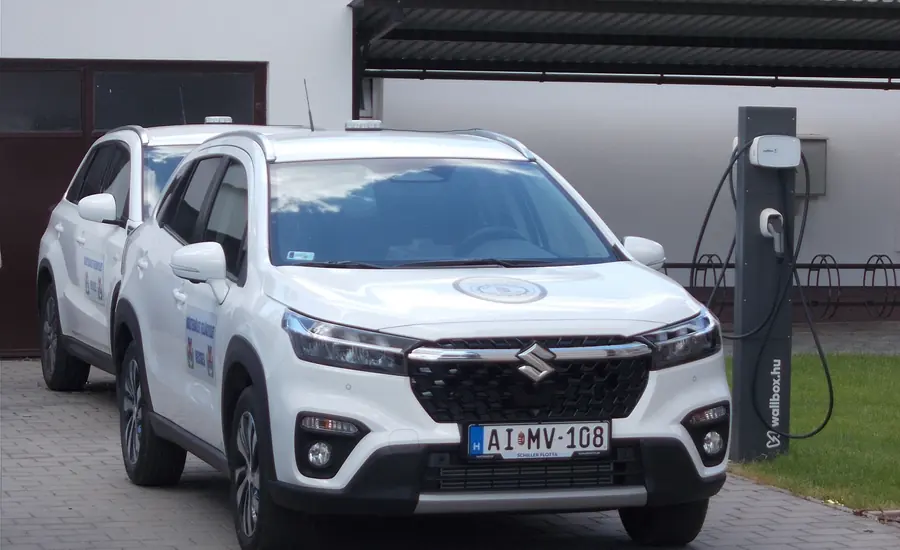 Elektroauto lädt an einer an der Hauswand montierten Wallbox