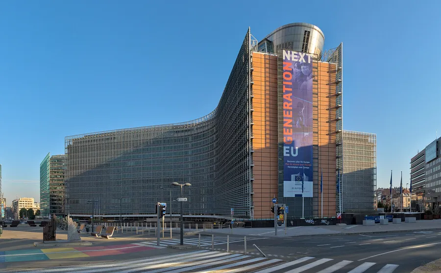 Berlaymont-Gebäude der Europäischen Kommission in Brüssel bei blauem Himmel