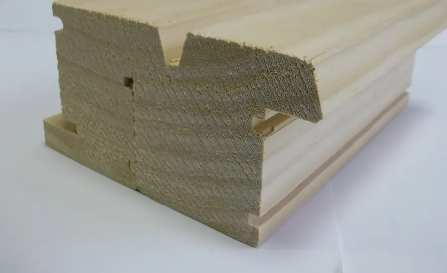 Aufgeschnittenes Fensterrahmenprofil aus Holz mit sichtbaren Falzen und Nuten