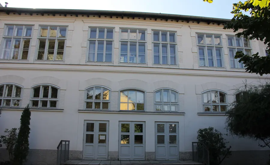 Denkmalgeschütztes Gebäude mit historischen Sprossenfenstern