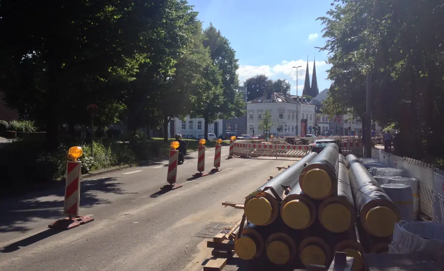 Gedämmte Fernwärmerohre lagern an einer Baustelle für eine neue Verteilungsleitung in einer Wohnstraße in Hamburg-Altona