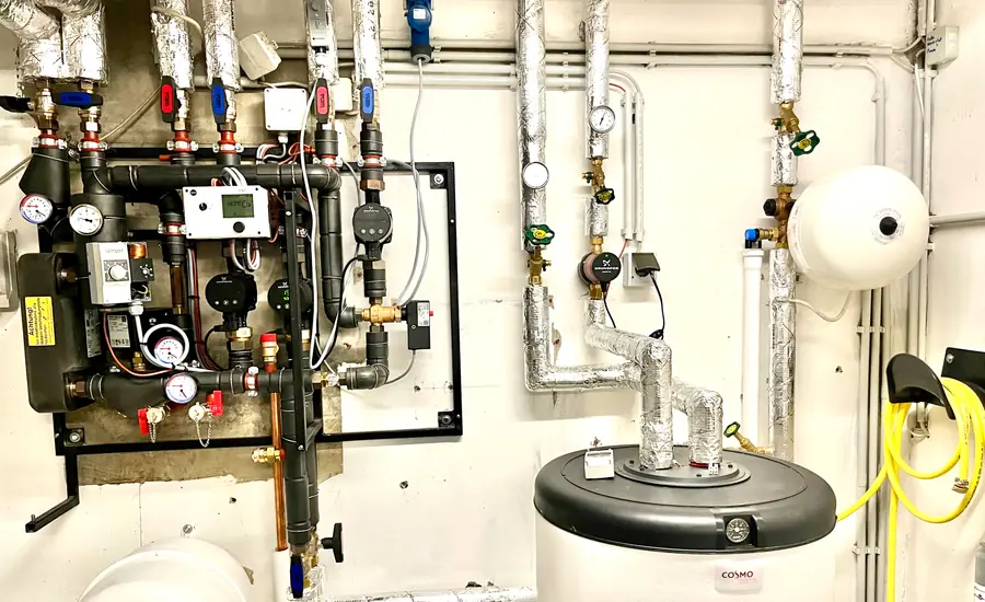 Fernwärme-Übergabestation mit Regelarmaturen und Warmwasser-Standspeicher