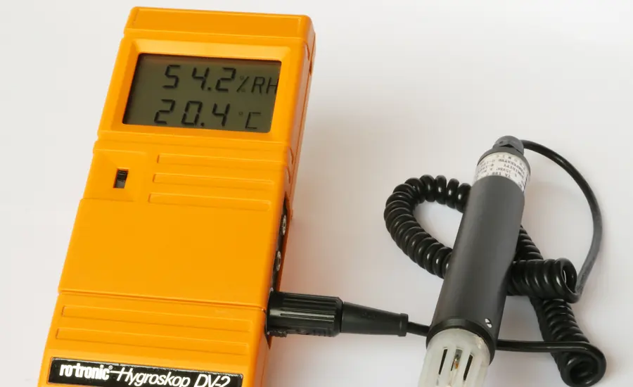 Digitales Thermohygrometer mit Messfühler auf heller Fläche