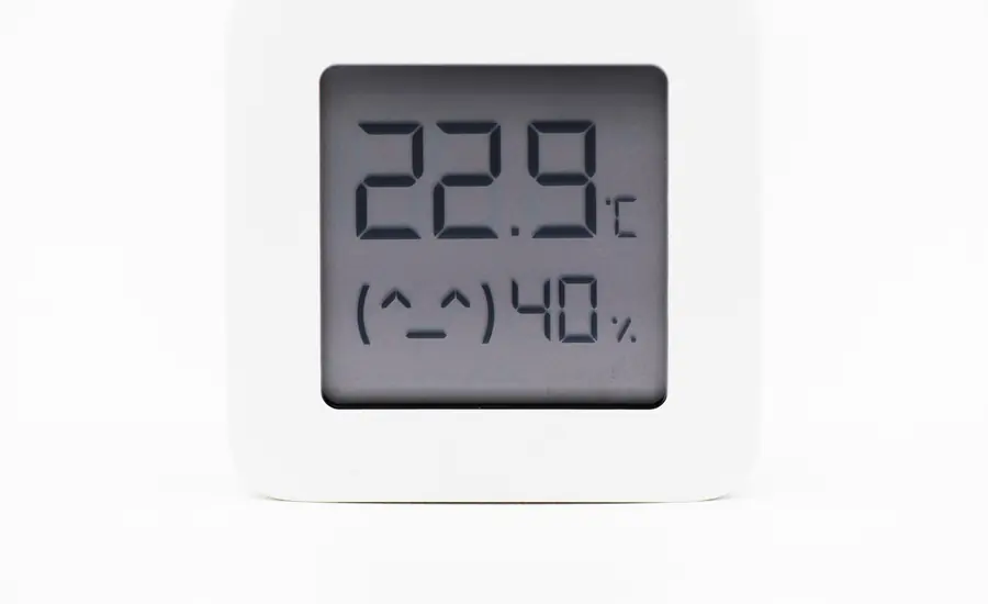 Digitales Thermo-Hygrometer zeigt 22,9 Grad Celsius und 40 Prozent Luftfeuchte