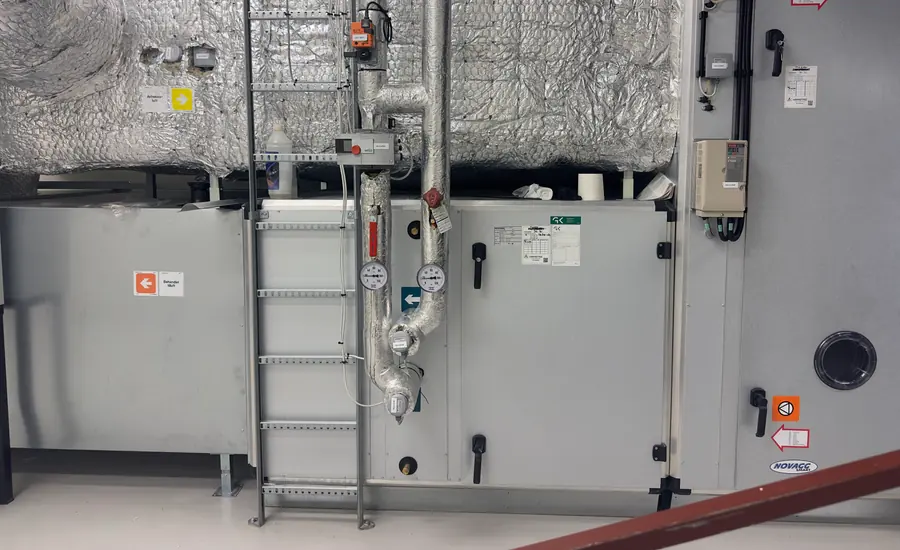 Zentrales Lüftungsgerät mit Anschlussleitungen in einem Technikraum