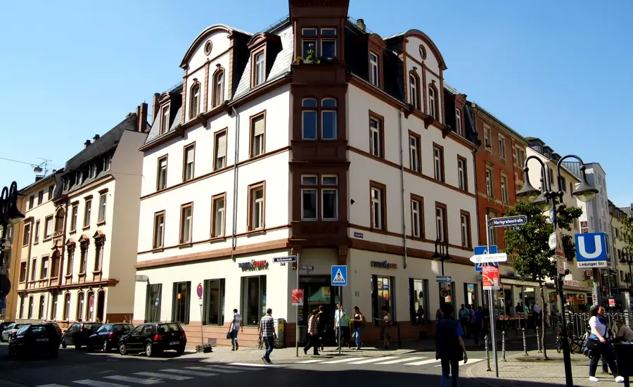 Altbau mit mehreren Gauben im ausgebauten Dachgeschoss