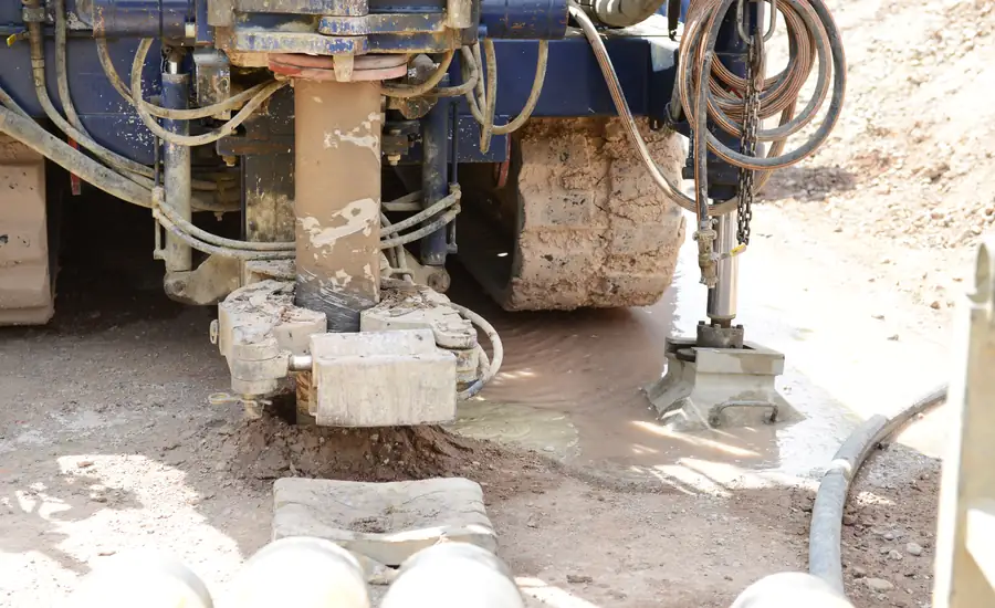 Bohrgerät setzt auf einer Baustelle eine Erdwärmesonde