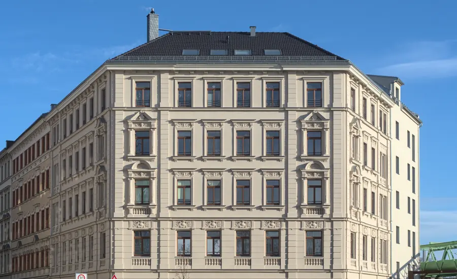 Saniertes Gründerzeit-Wohnhaus an einer Straßenecke