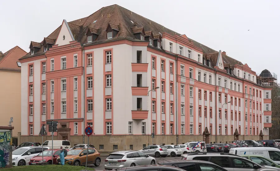 Fassade eines mehrgeschossigen Mehrfamilienhauses mit Balkonen