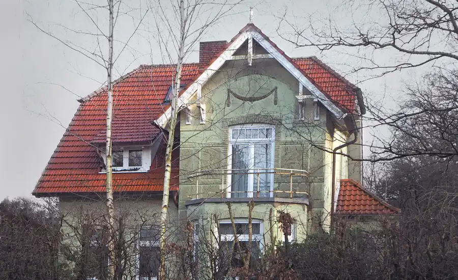 Altenteilerhaus eines Hofes in Groß Nordende mit rotem Ziegeldach – das Altenteil war die ländliche Vorform des lebenslangen Wohnrechts