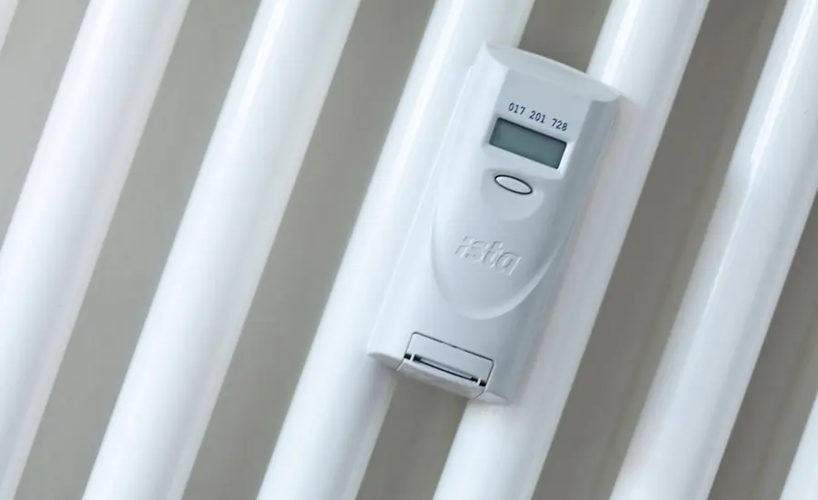 Elektronischer Heizkostenverteiler an einem weißen Heizkörper