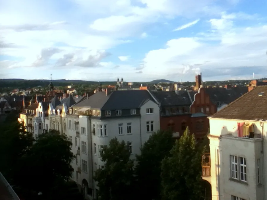 Blick über die Dächer und Gründerzeit-Mehrfamilienhäuser im Wiesbadener Westend bei Abendlicht