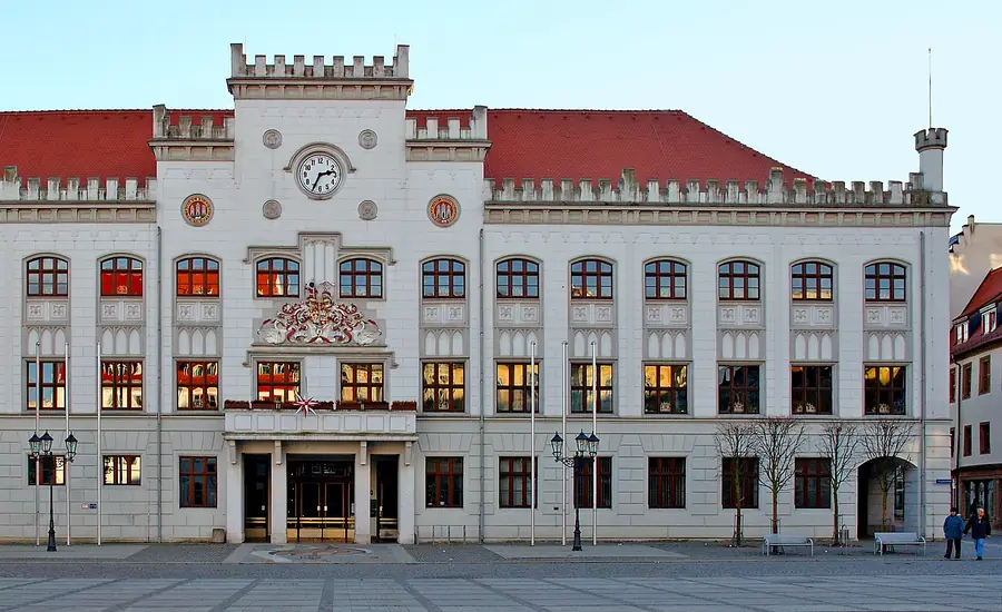 Historisches Rathaus mit Turmuhr im Giebel an einem Marktplatz
