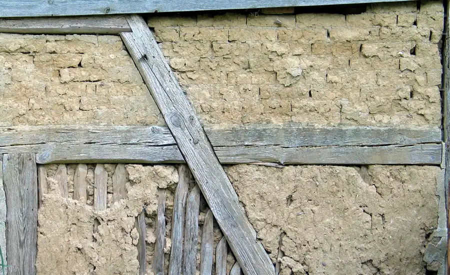 Fachwerkwand mit Lehmausfachung zwischen Holzbalken