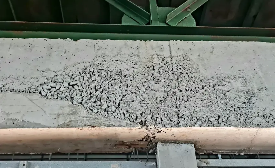 Kiesnest mit offenporigem, unverdichtetem Beton an der Unterseite eines Ringankers
