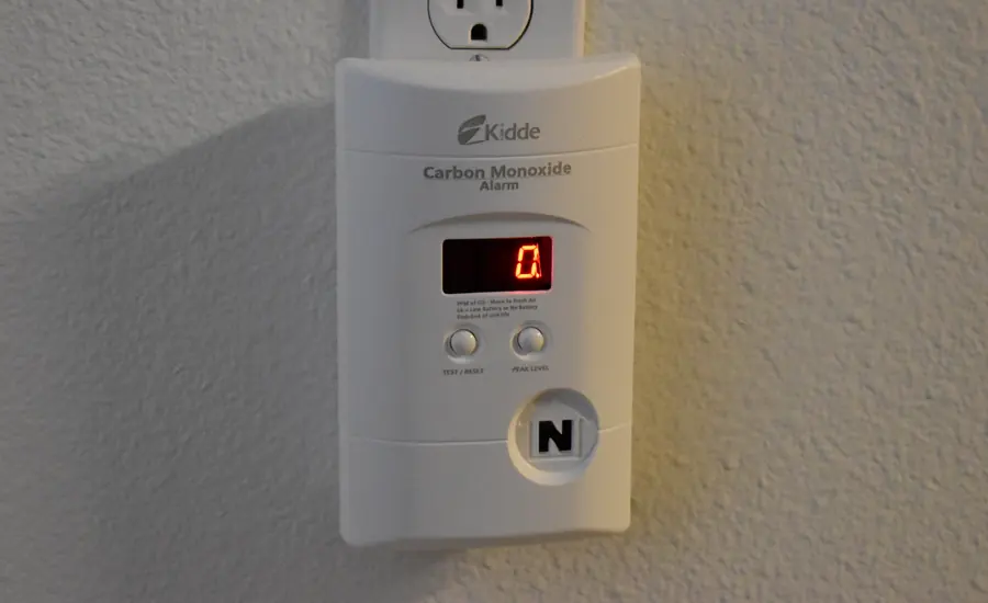 Kohlenmonoxidmelder mit Digitalanzeige an einer Wand