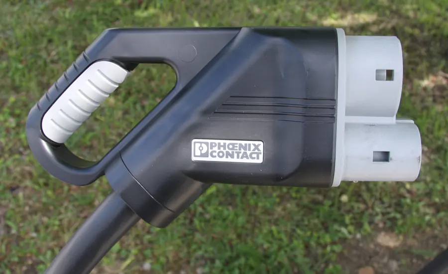 Nahaufnahme eines CCS-Typ-2-Ladesteckers für Elektroautos