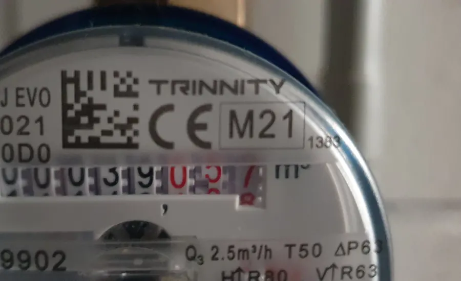 Nahaufnahme eines Wasserzählers mit Zählwerk in Kubikmetern, CE-Kennzeichnung und aufgedrucktem Datenmatrix-Code