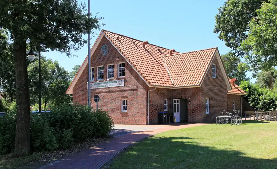 Freistehendes Backsteinhaus mit rotem Ziegeldach und großem Gartengrundstück