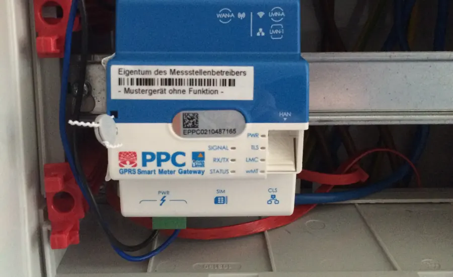 Smart-Meter-Gateway auf der Hutschiene im Zählerschrank: Plombe, Statusleuchten, Schnittstellen WAN, LMN und HAN sowie Aufkleber „Eigentum des Messstellenbetreibers“