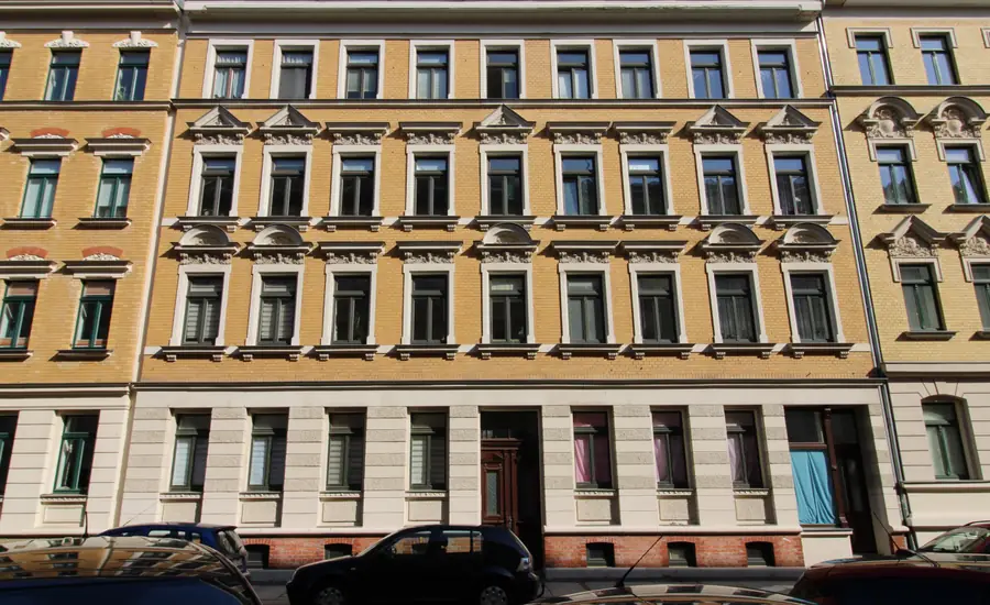 Fassade eines gründerzeitlichen Mietshauses mit Klinkerverblendung und Fensterverdachungen in Leipzig