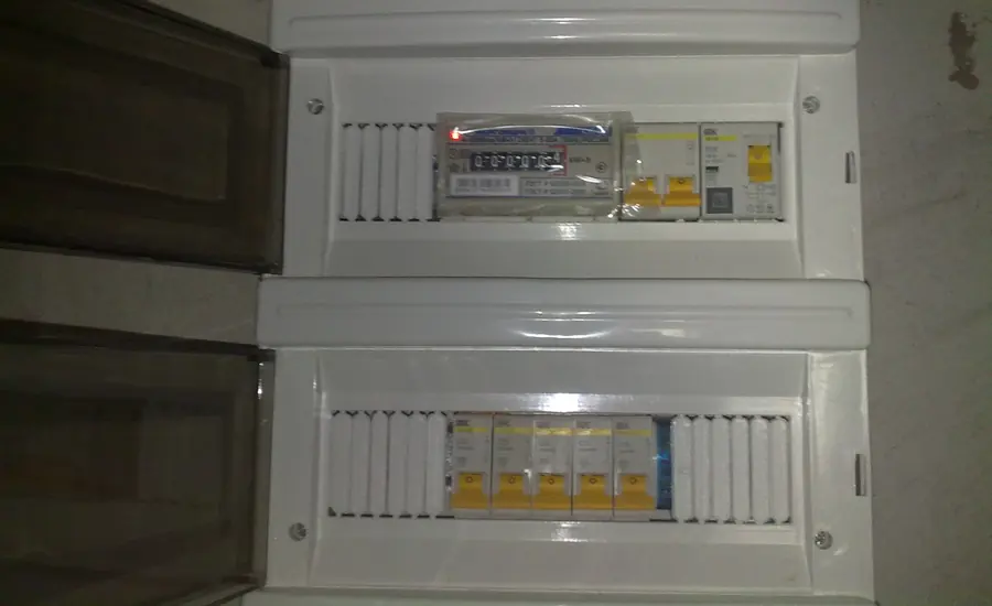 Geöffneter Zählerschrank mit Stromzähler und Sicherungsautomaten