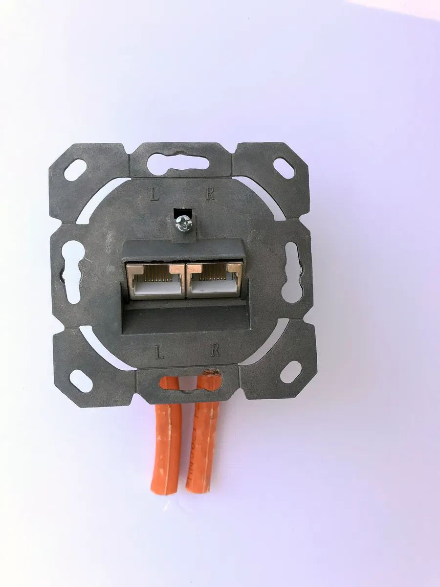 Netzwerkdose mit zwei RJ45-Buchsen und zwei orangefarbenen Installationskabeln