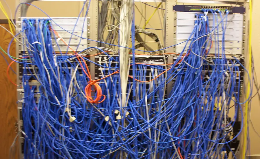 Netzwerkverteiler mit zahlreichen blauen Patchkabeln
