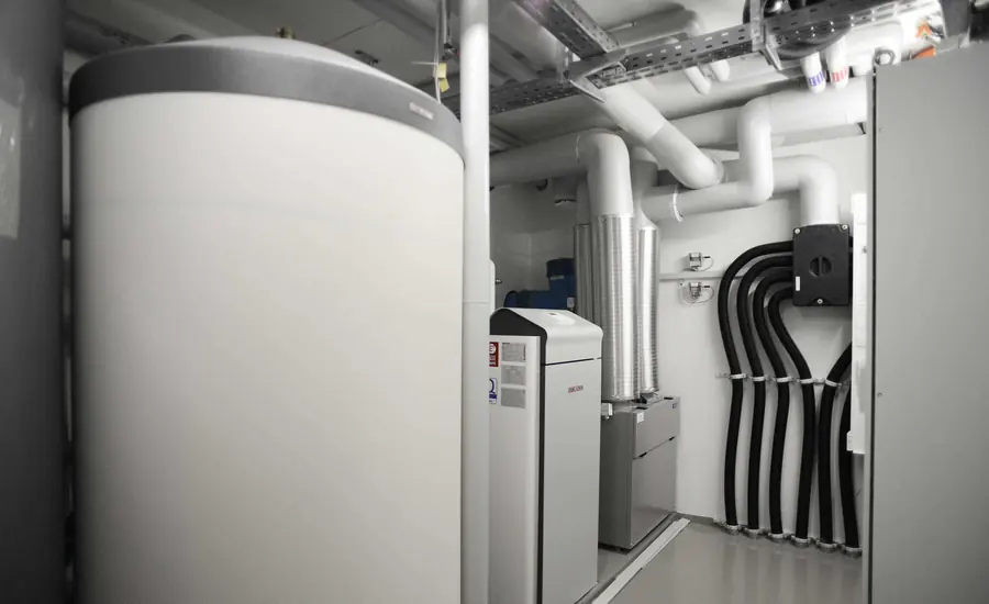 Technikraum eines Neubaus mit großem Pufferspeicher und Wärmepumpe