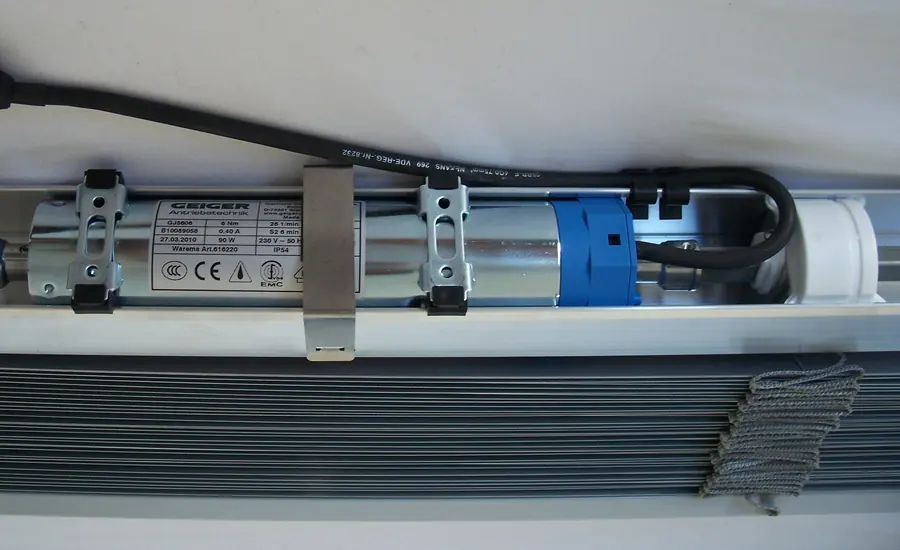 Antriebsmotor und Lamellenpaket in einem geöffneten Rollladenkasten