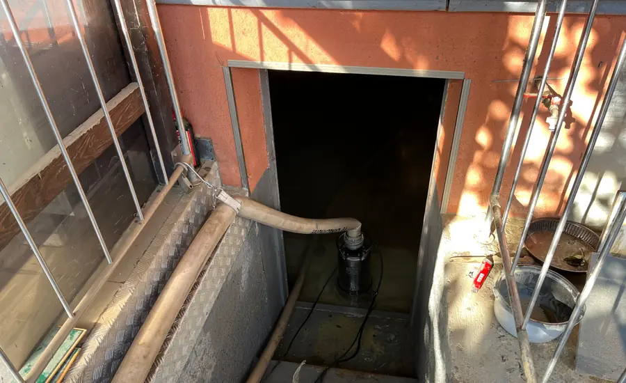 Tauchpumpe mit Schlauch im überfluteten Kellerabgang eines Hauses in Asparn, Niederösterreich, beim Hochwasser im September 2024