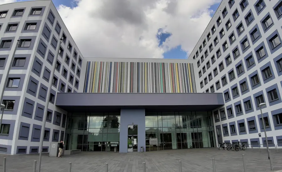 Eingangsbereich des Finanzamts Dresden in der Rabenerstraße mit Glasfront, Vordach und farbig gestreiftem Fassadenband