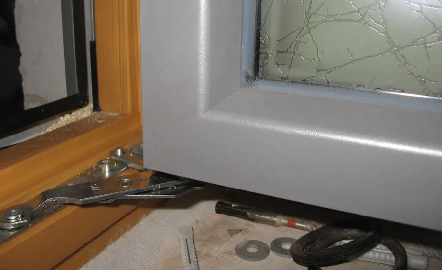 Fensterbankanschluss mit frisch gezogener Silikonfuge zwischen Fensterrahmen und Blech