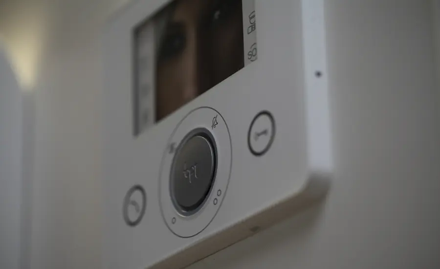 Innenstation einer Video-Gegensprechanlage mit Display und Bedientasten an der Wand