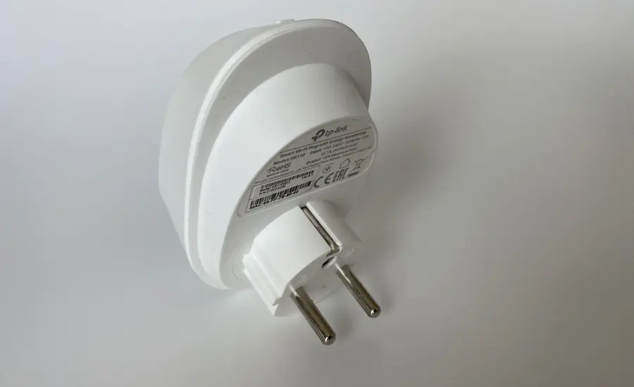 Weiße WLAN-Steckdose mit Eurostecker vor hellem Hintergrund