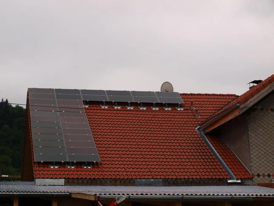 Photovoltaikmodule auf einem geneigten Hausdach